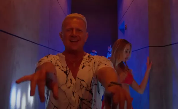 Gwiazdor disco polo u boku roznegliżowanej kobiety! Posłuchajcie nowości D-Bomb pt. „Uwierz mi„. To powrót do korzeni!
