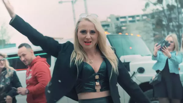 Nowa piękność w disco polo! Karolciaa zaatakował rynek premierą „Brave Girl„. Trafi do czołówki gwiazd? 