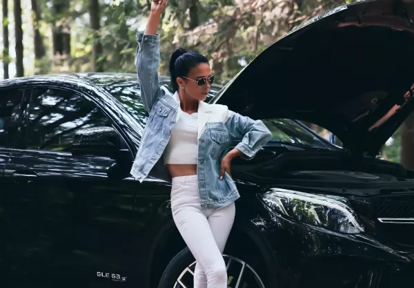 Yoko kusi stylizacją przy luksusowym Mercedesie! Wokalistka disco polo zachwyca figurą i klasą