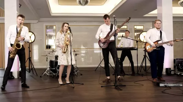 Z wesela prosto na wielką scenę disco polo! Posłuchajcie jako piersi premierową produkcję kapeli Amore! 