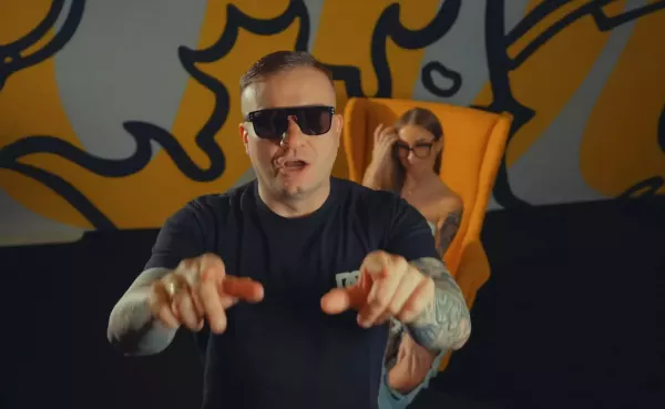 „Za oknem deszcz” od Coco Boyss mocno ruszył po premierze. Liczby i komentarze robią wrażenie!