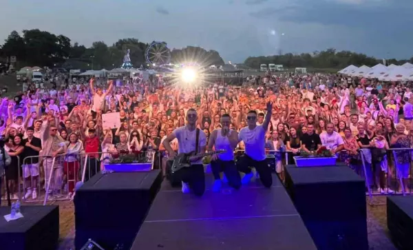Zabrakło prądu na koncercie, a Playboys zaśpiewali „I love you” bez podkładu. Tak grają gwiazdy disco polo na żywo! 