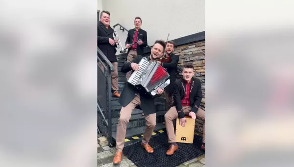 Zaskakujący występ Kapeli Roy - „Ona lubi pomarańcze„ w góralskim stylu!