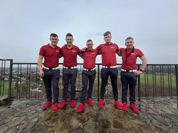 Prosto z gór! Gwiazdy disco polo AleSiadło podbijają scenę disco polo nowością „Ze mną bądź„. To nowy HIT 2024?