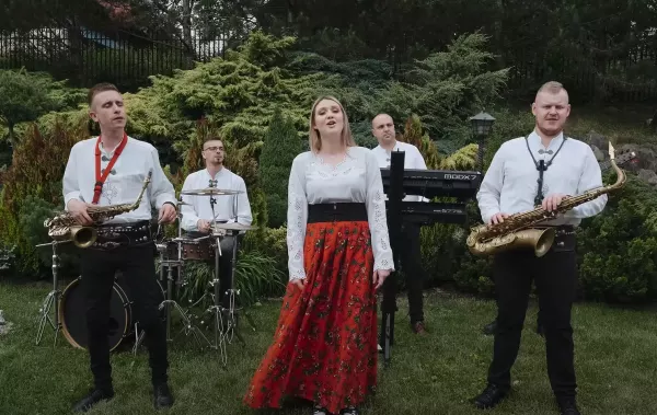Zespół Juhasi wzrusza nowym hitem! „Podziękowanie dla rodziców„ – Idealny utwór na Twoje wesele!