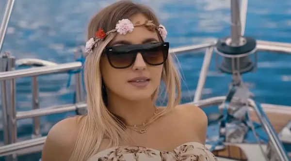 Randka na dzikiej plaży?! Wokalista disco polo zaskoczył nowym materiałem! Fani: „Ładnie czachę dymi„