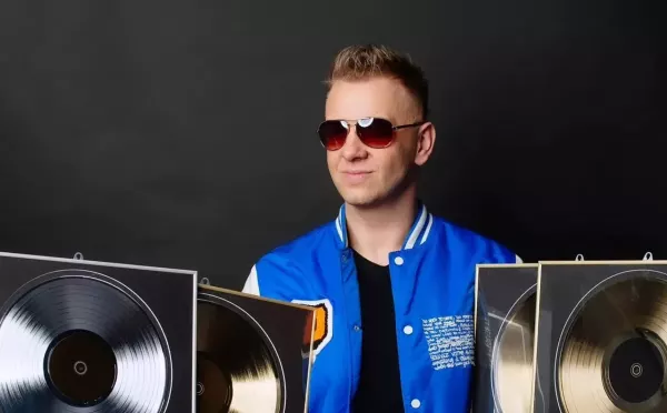 Zespół News świętuje swoje sukcesy – 10 lat pracy Marka Lemieszka na jednym zdjęciu

