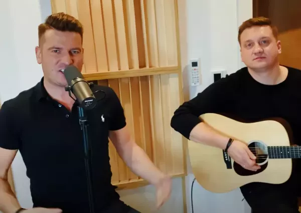 Znakomity występ zespołu Power Play podbija sieć! Akustyczny występ okazał się strzałem w dziesiątkę?!