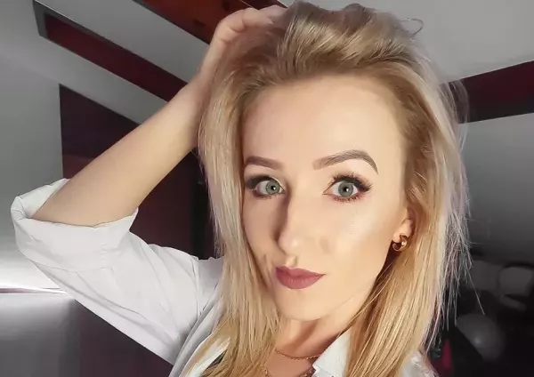 Znana wokalistka disco polo kusi w zmysłowej pozie! Jej figura i obłędnie wysokie szpilki zapierają dech w piersiach!