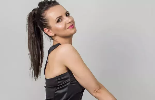Przepiękna wokalistka disco polo kipi namiętnością! Czadowa Mamuśka śmiało odsłoniła wdzięki i rozgrzała fanów do czerwoności! W komentarzach poruszenie!