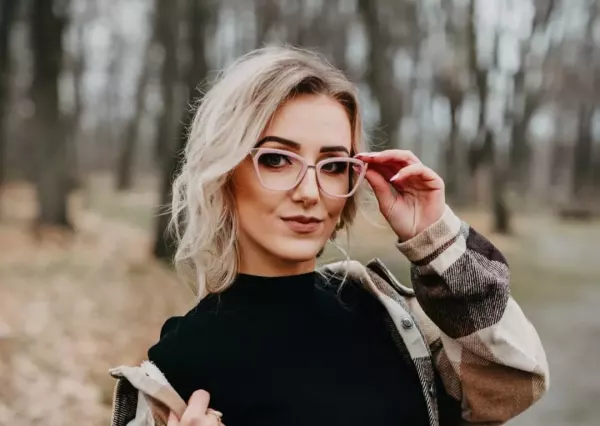 Znana wokalistka wygląda jak prawdziwa femme fatale?! Elwira Matysiak Casandra kusi w seksownych okularach! Fani w szoku!