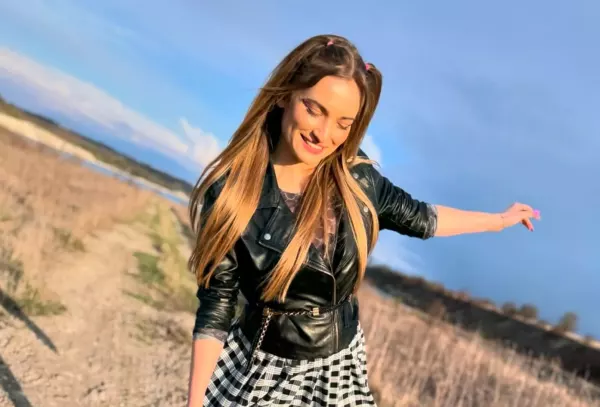 Ogień w disco polo?! Paulina Banaszek Z Energy Girls kusi fanów przezroczystą bluzką! To absolutny hit. 