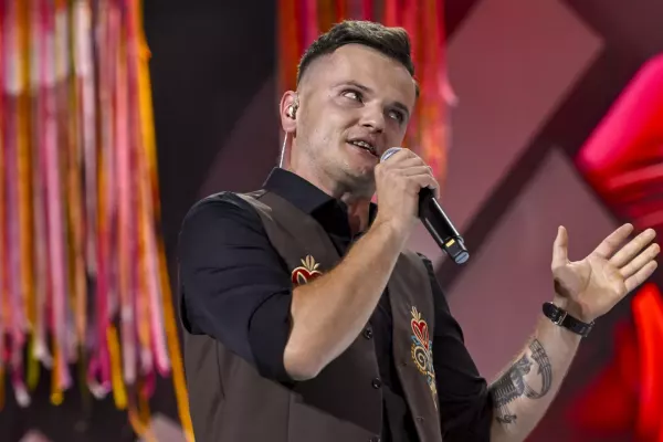 Wygrali DiscoStar i zagrali w Mrągowie! Zobacz nagranie Zespół Max z Jankowej ! „7 czerwonych róż” i „Szalejesz dziewczyno” na żywo