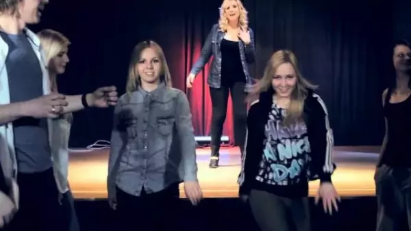 Dwa plus Dwa - Bawi się świat