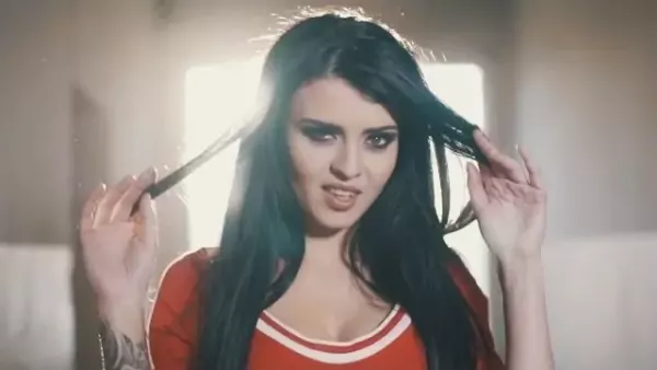 Novi - Ona Ma To Coś