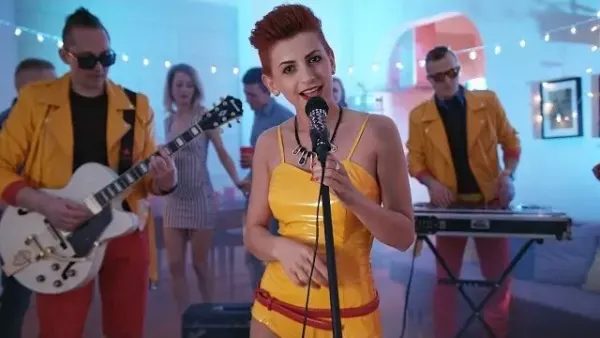 Red Queen - Przez Ciebie mam zranione serce