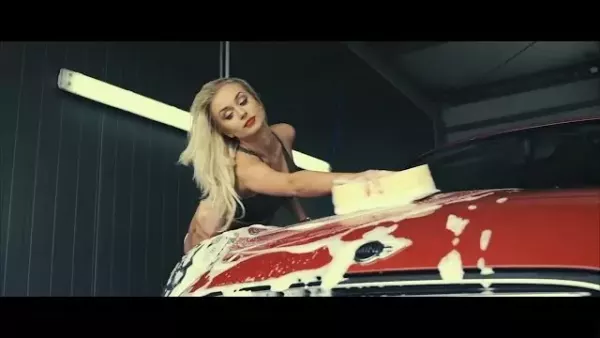 MIASTOVY - Dziewczyna w Mini 