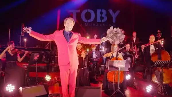"Przyjmij te czerwone róże symfonicznie" - Toby z Monachium & Alla Vienna Orchestra