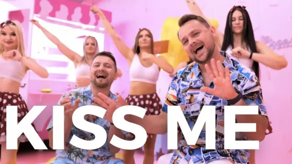 SELFIE - KISS ME