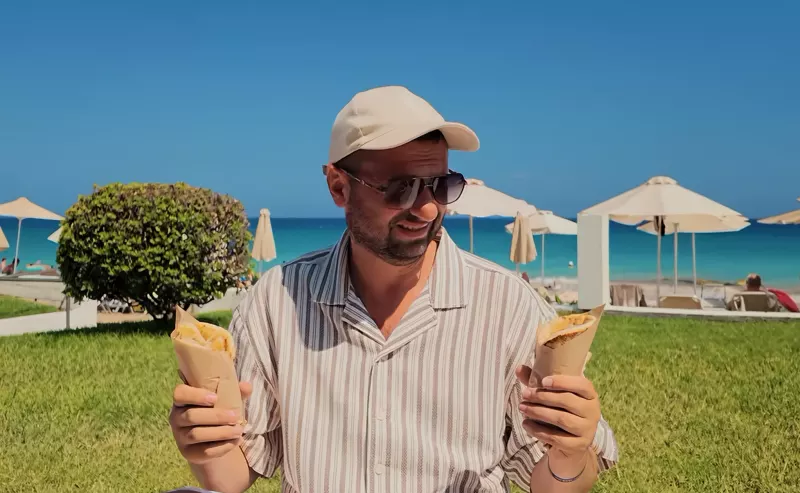 Białe skarpety do klapek i reklamówka w ręku. Tak Pan Krewka podrywa dziewczyny na Rodos!
