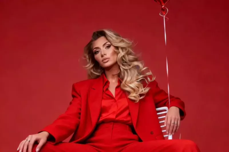 Gwiazda disco polo Małgorzata Główka w czerwonym garniturze na walentynki. Wygląda obłędnie! 
