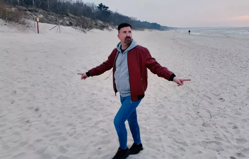 Kołobrzeg, miłość i ktoś trzeci. Nowa piosenka „Telefon" Pawła Sałdana już w sieci