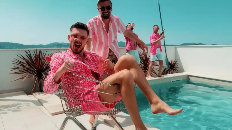 Mega premiera Denziego. "Różowe oksy" to hicior nagrany w Chorwacji