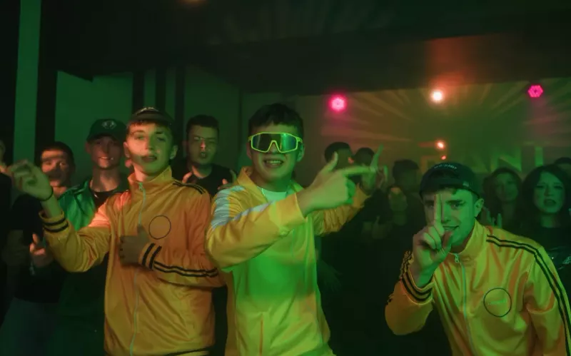 Pewniaki z teledyskiem do „Tańczysz Królewno”! Trio spod Łomży pokazało nowy singiel