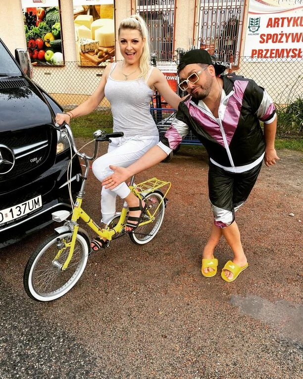 Magdalena Narożna - Piękni i Młodzi obdarowana niecodziennym prezentem! To niespodzianka od kolegi z branży disco polo?!