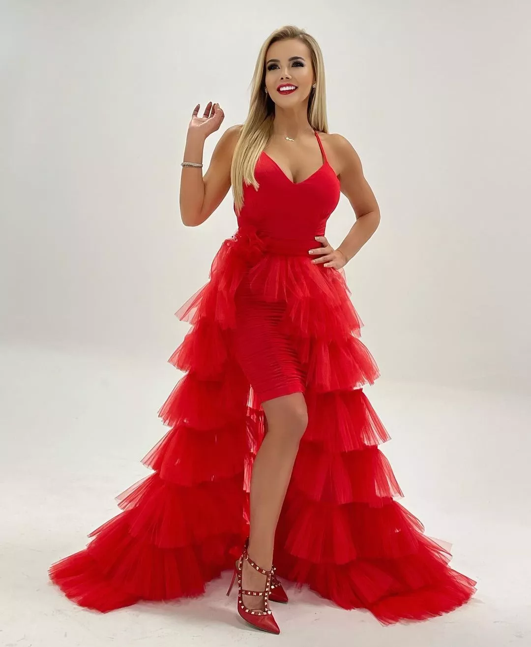 Znana wokalistka disco polo cała w czerwieni! Monika Chwajoł wygląda jak księżniczka z popularnej bajki?! 