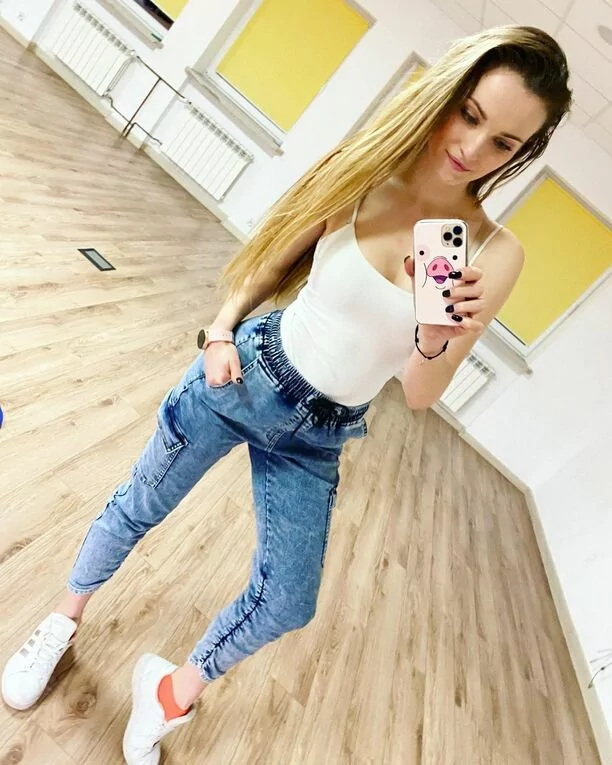 Gwiazdeczka disco polo zachwyca nienaganną i ponętną figurą. Konkurentki zielenieją z zazdrości!