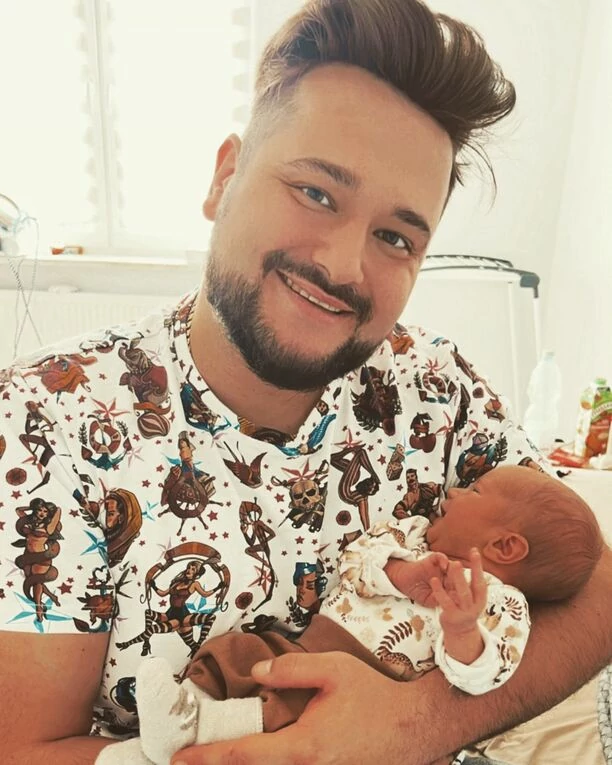 Najmłodsza gwiazda disco polo?! Sprawdźcie urocze zdjęcia małego Filipka, który oczarował cały świat! Beata i Piotr Koczocik są zachwyceni synem! 