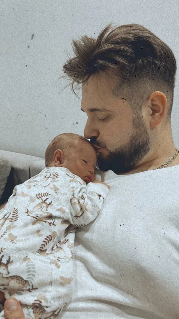 Najmłodsza gwiazda disco polo?! Sprawdźcie urocze zdjęcia małego Filipka, który oczarował cały świat! Beata i Piotr Koczocik są zachwyceni synem! 