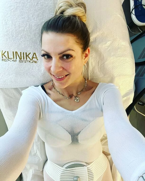 Co za ciało! Magdalena Narożna w prześwitującej bieliźnie?! Gwiazda zespołu Piękni i Młodzi kusi internautów! 