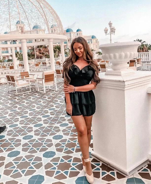 Krótka sukienka odsłoniła zgrabne nogi znanej wokalistki disco polo! Gorący widok rozpalił wyobraźnię fanów do czerwoności!