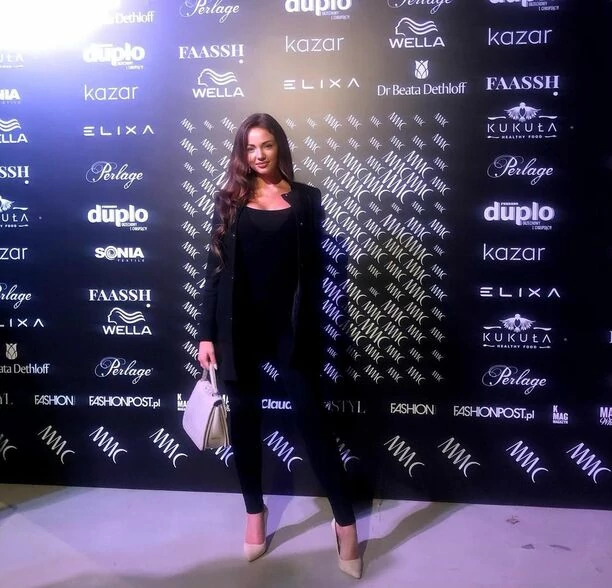 Krótka sukienka odsłoniła zgrabne nogi znanej wokalistki disco polo! Gorący widok rozpalił wyobraźnię fanów do czerwoności!