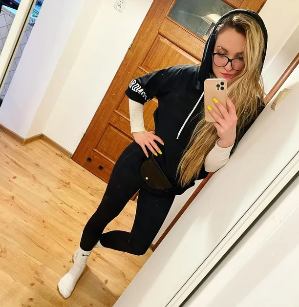 Piękna wokalistka disco polo kusi zgrabnymi nogami! Gorący kadr rozpala zmysły! 