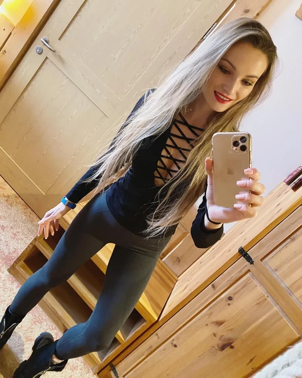 Piękna wokalistka disco polo kusi zgrabnymi nogami! Gorący kadr rozpala zmysły! 