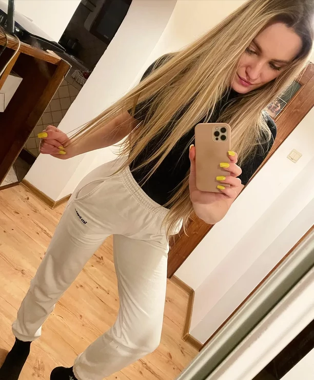 Piękna wokalistka disco polo kusi zgrabnymi nogami! Gorący kadr rozpala zmysły! 