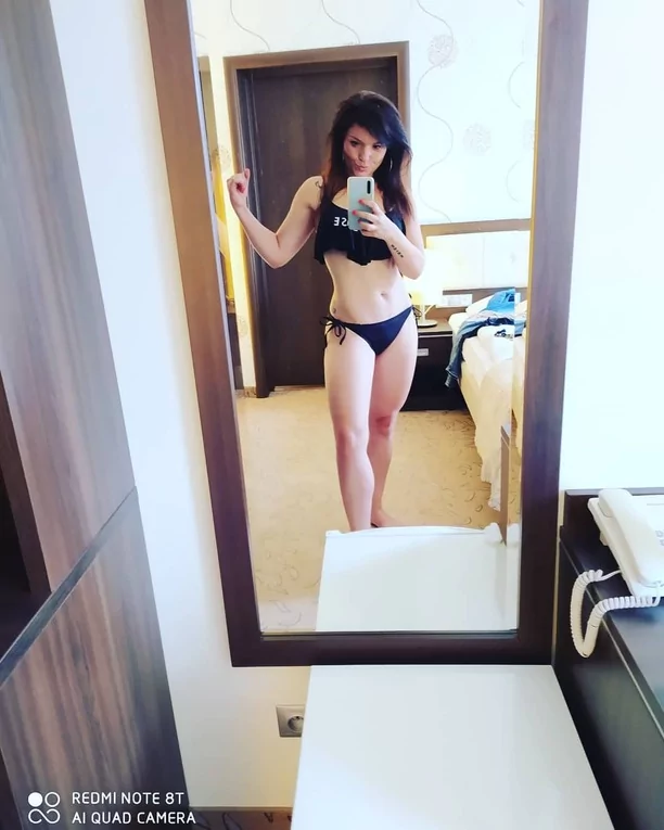 Zmysłowa gwiazda disco polo zrobiła sobie selfie w bikini! Emocje sięgnęły zenitu.