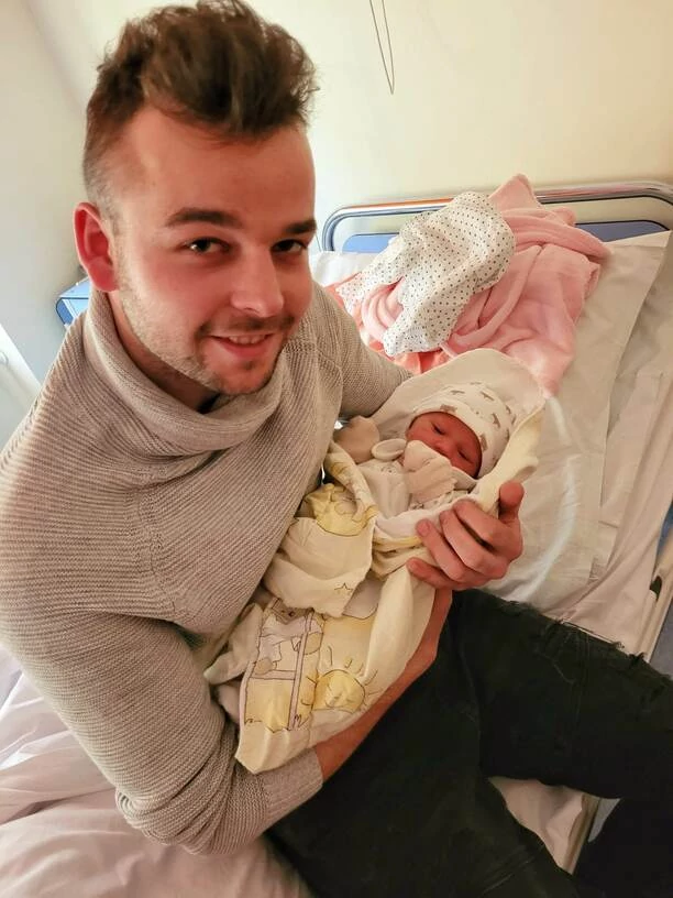 Ekscytujące wieści! Znany gwiazdor disco polo Paweł Głowacki zdradził, że został ojcem! Zobaczcie pierwsze zdjęcia uroczej córeczki