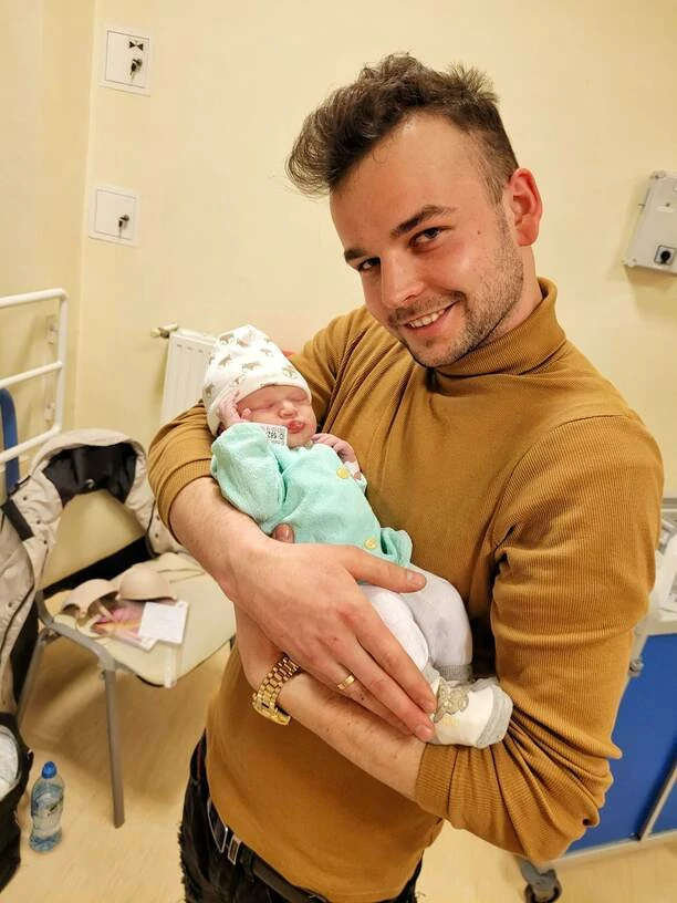 Ekscytujące wieści! Znany gwiazdor disco polo Paweł Głowacki zdradził, że został ojcem! Zobaczcie pierwsze zdjęcia uroczej córeczki