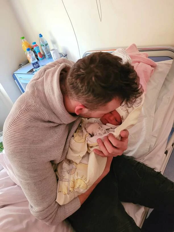 Ekscytujące wieści! Znany gwiazdor disco polo Paweł Głowacki zdradził, że został ojcem! Zobaczcie pierwsze zdjęcia uroczej córeczki