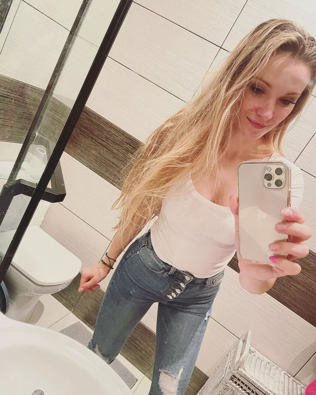 W sieci zawrzało! Śliczna wokalistka disco polo odważnie zaprezentowała głęboki dekolt! Internauci komentują!