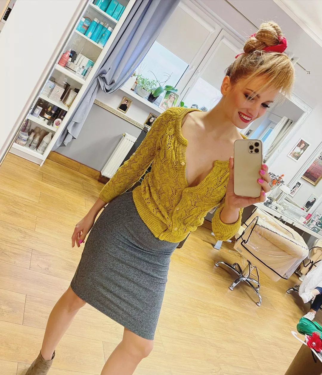 W sieci zawrzało! Śliczna wokalistka disco polo odważnie zaprezentowała głęboki dekolt! Internauci komentują!