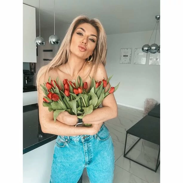 Nagie zdjęcie gwiazdy disco polo?! Małgorzata Główka CamaSutra pokazała bez stanika i bluzki na Dzień Kobiet!