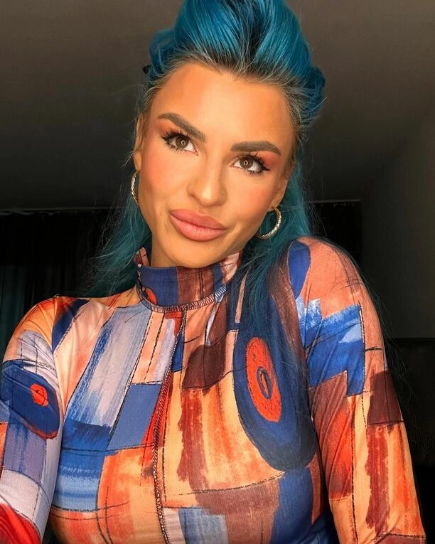 Agbe - Kim jest, jak ma na imię, i ile ma lat! Poznaj nietypową wokalistkę disco! 