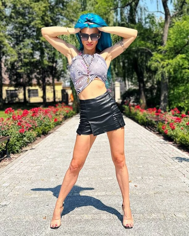 Agbe - Kim jest, jak ma na imię, i ile ma lat! Poznaj nietypową wokalistkę disco! 