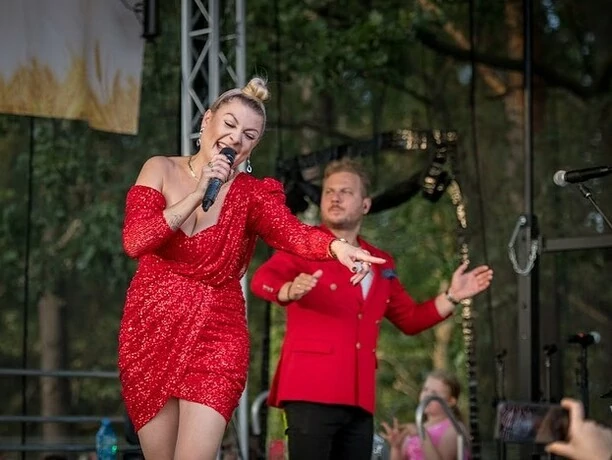 To najlepiej ubrana gwiazda disco polo?! Magda Narożna wzbudza podziw na scenie [FOTO]