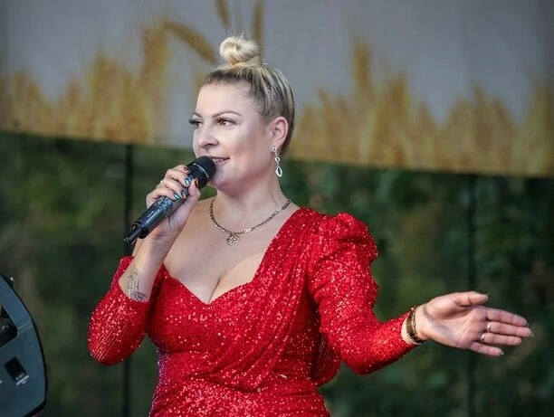 To najlepiej ubrana gwiazda disco polo?! Magda Narożna wzbudza podziw na scenie [FOTO]